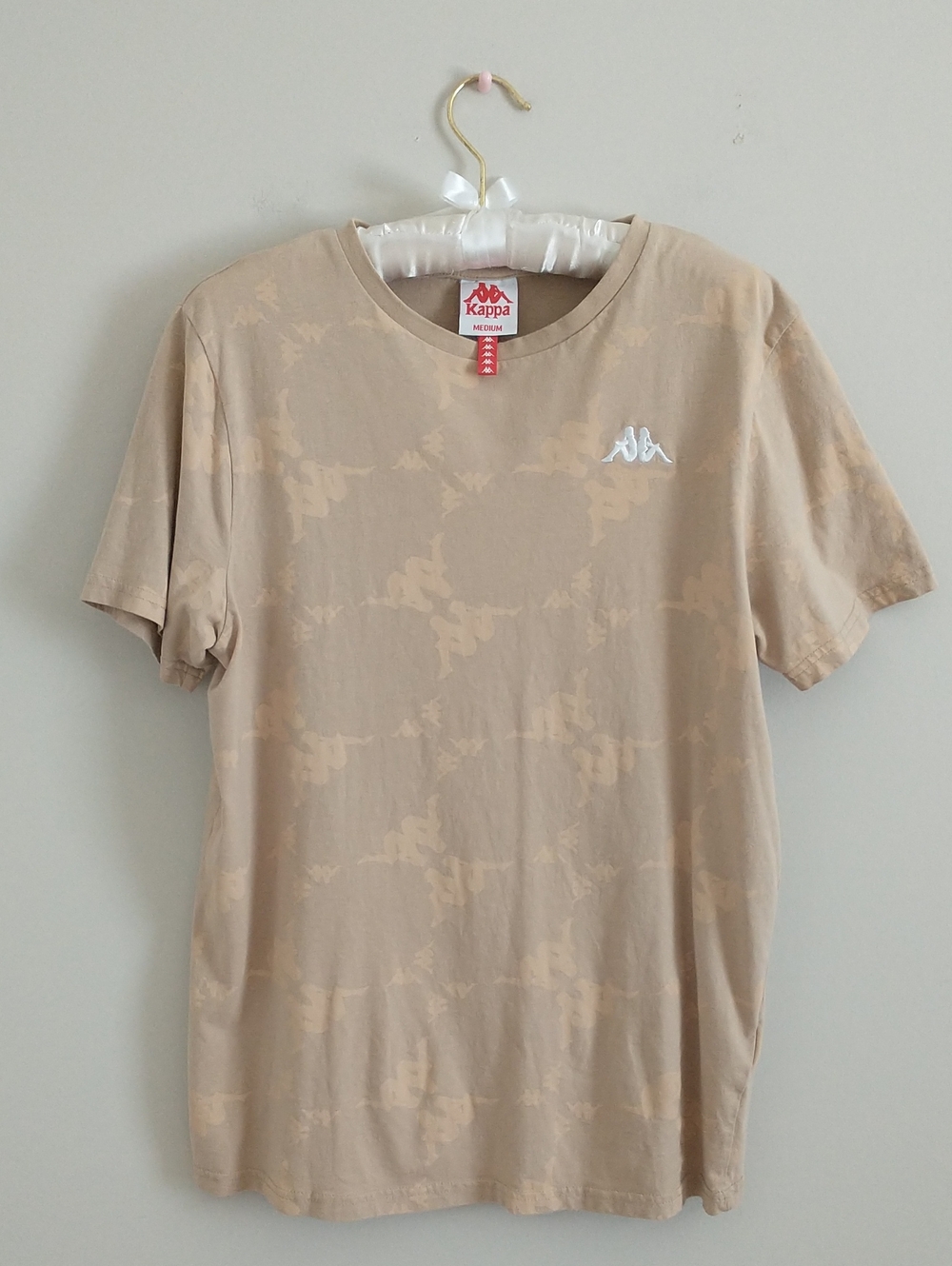 Kappa Short-Sleeve Logo Tee in Beige with White Emblem. SIZE M